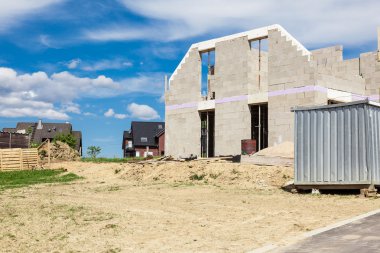 Kabuk bir evin bir inşaat sitesinde