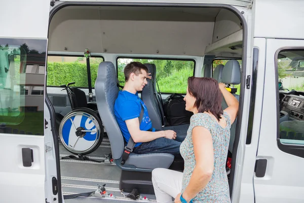 Handicapés garçon est ramassé par bus scolaire — Photo