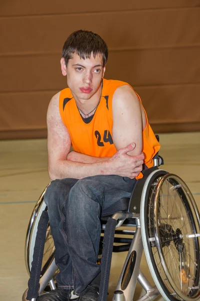 Handicapped boy in basketball training. — Stock Photo, Image