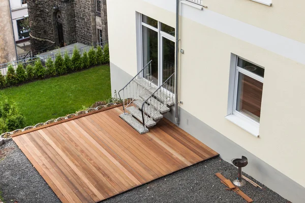 Construído novo terraço de madeira — Fotografia de Stock