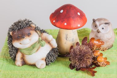 Sonbahar dekorasyonu kirpi, baykuş ve mantar ile.