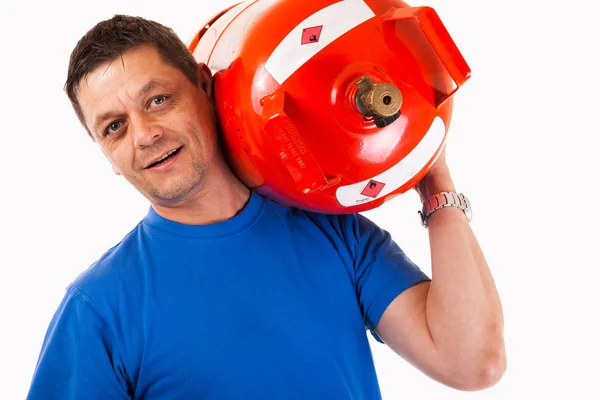 Un hombre con un cilindro de gas en el hombro — Foto de Stock