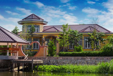 House Tayland Nakhon Chai Si nehrinde