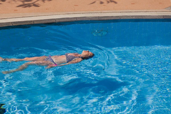 Eine Frau beim Rückwärtslaufen in einem Schwimmbad — Stockfoto