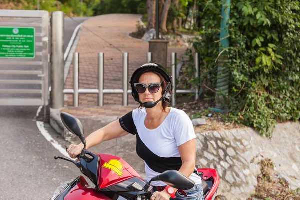 Frau auf Roller mit Helm und Sonnenbrille — Stockfoto