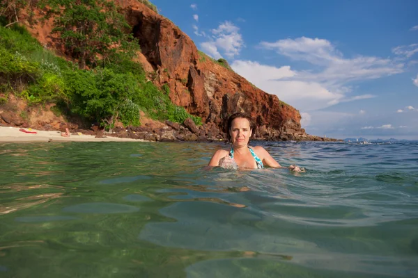 A woman in the water on the island of Ko Lan just outside Pattaya / Thailand — Stock Photo, Image