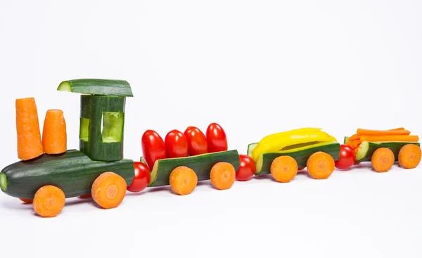 Огуречный поезд - из огурцов и других овощей резной поезд — стоковое фото