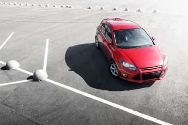 Kırmızı araba kal gündüz otopark asfalt üzerinde