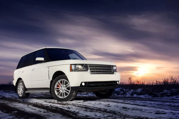 Beyaz sigorta primi araba kalış gün batımında kar yolda