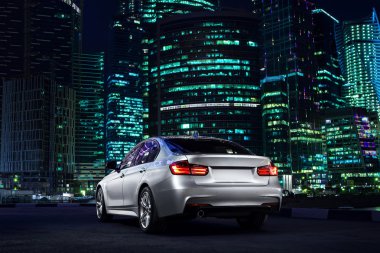 Modern araba kal Moscow City bölgesinde geceleri