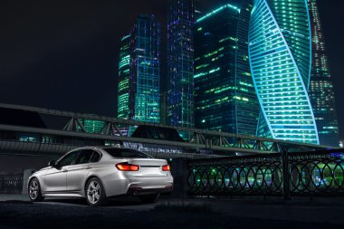 Modern araba kal Moscow City bölgesinde geceleri