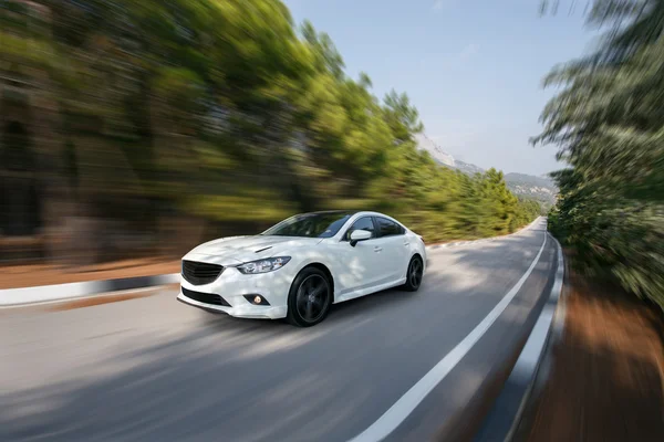 Beyaz araba hız araba sürüş asfalt yolda gündüz