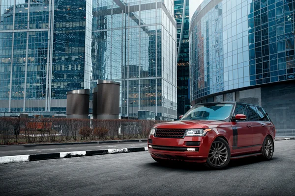 Modern şehir içinde gündüz bina yakınındaki sigorta primi araba konaklama