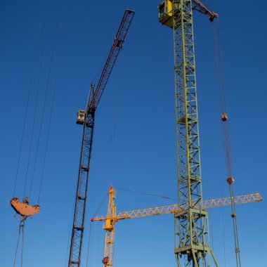 Şehirde bina inşaat beton vinç