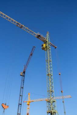 Şehirde bina inşaat beton vinç