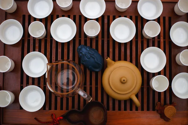 Чайная церемония на деревянном столе — стоковое фото