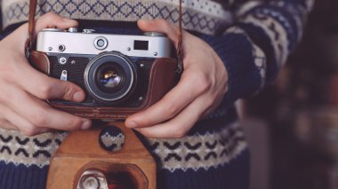 Eski retro kamera elinde tutan adam