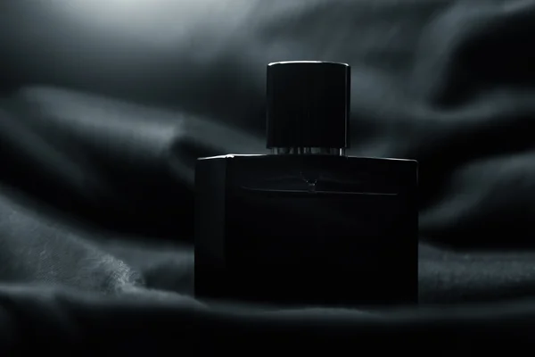Butelkę perfum mężczyzn i szary szalik — Zdjęcie stockowe