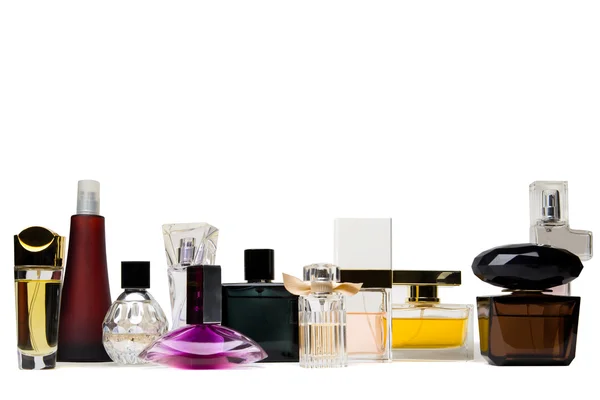Kilka butelek szklanych na perfumy na białym tle — Zdjęcie stockowe