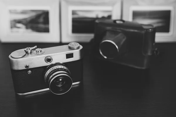 Retro vintage kamera och foto ramar på bord av trä — Stockfoto