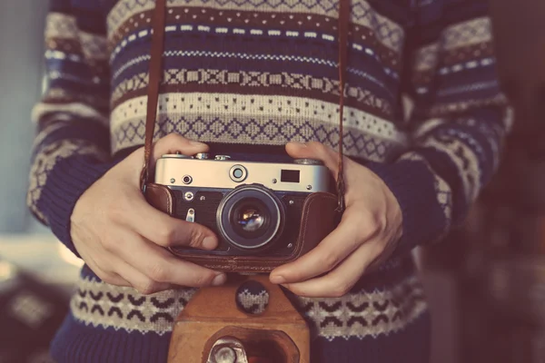 Eski retro kamera elinde tutan adam