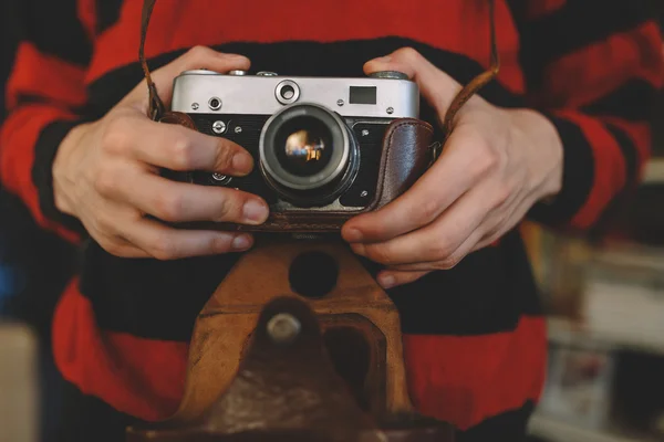 Man håller gamla retro kamera i händer — Stockfoto