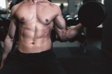 Spor salonu fitness kulübünde çalışan güçlü adam