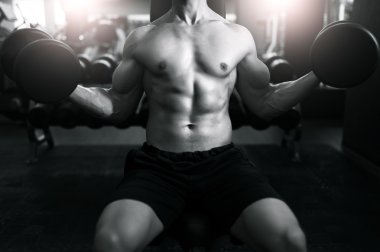 Spor salonu fitness kulübünde çalışan güçlü adam