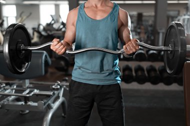 Spor salonu fitness kulübünde çalışan güçlü adam