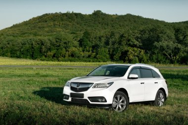 Gün batımında yol üzerinde modern araba Acura Mdx duran