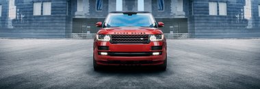 Sigorta primi araba Land Rover Range Rover ayakta modern şehrin gündüz bina yakınındaki