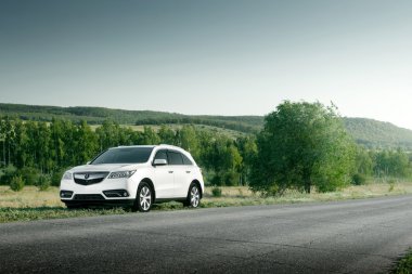 Gün batımında yol üzerinde modern araba Acura Mdx duran