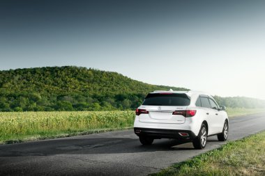 Gün batımında yol üzerinde modern araba Acura Mdx duran