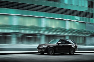 Sigorta primi araba yolda şehrin gündüz, Land Rover Range Rover hızlı sürücü;
