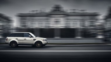 Sigorta primi araba yolda şehrin gündüz, Land Rover Range Rover hızlı sürücü