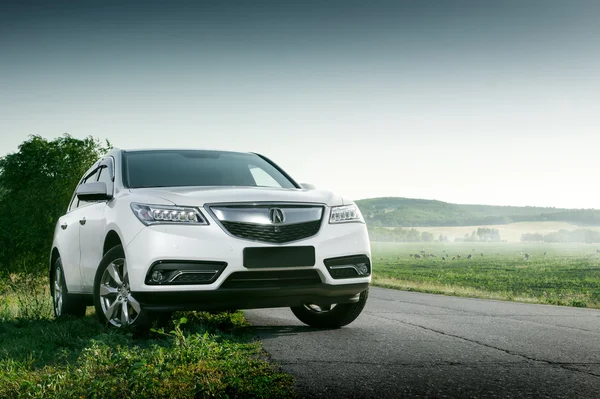 Gün batımında yol üzerinde modern araba Acura Mdx duran
