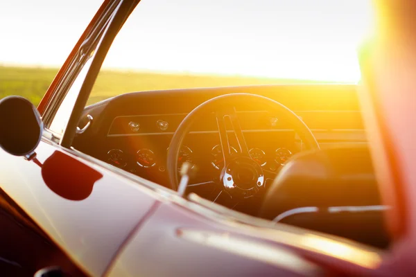 Retro rode auto verblijf op asfaltweg bij zonsondergang — Stockfoto