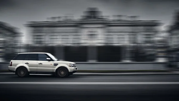 Prémiové auto Land Rover Range Rover rychlé jízdy na silnici ve městě na den — Stock fotografie