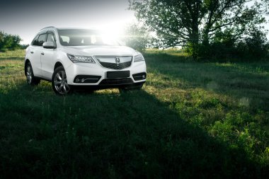 Gün batımında yol üzerinde modern araba Acura Mdx duran