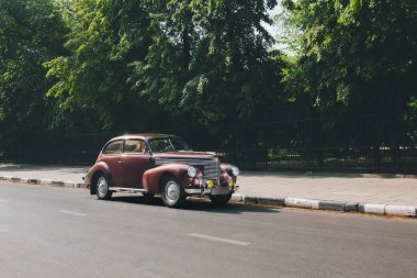  Retro araba Opel Kapitan ayakta şehir de yol