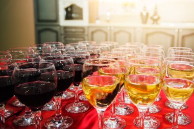 Kırmızı ve beyaz şarap Ziyafet masada