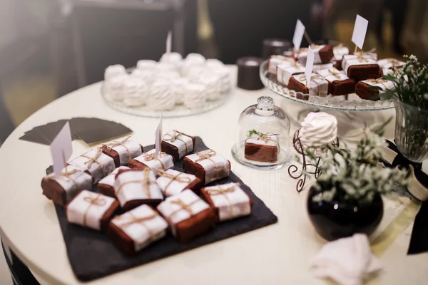 Sabrosa comida en la mesa en el banquete de recepción — Foto de Stock