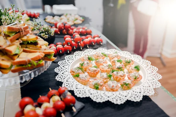 Sabrosa comida en la mesa en el banquete de recepción —  Fotos de Stock