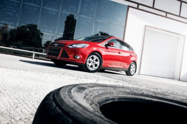 Kırmızı araba Ford Focus III spor ayakta ayna yapı yakınındaki gündüz