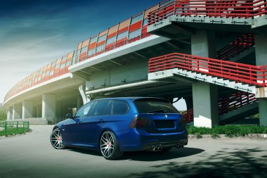 Mavi araba Bmw 5 serisi E90/E91 konaklama Moscow city adlı gündüz de asfalt yol