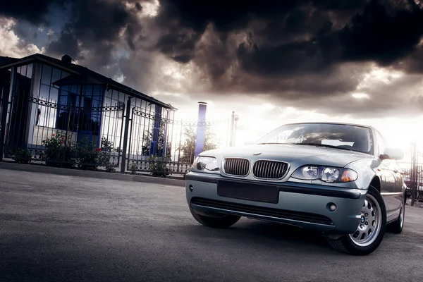 Coche BMW E46 estancia en la ciudad al atardecer — Foto de Stock