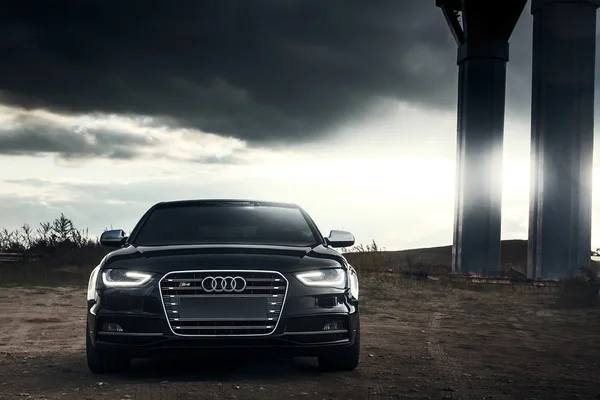 Carro preto AUDI S4 estacionado na estrada rural ao pôr do sol — Fotografia de Stock