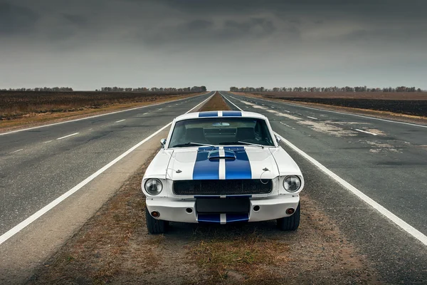 Eski araba Ford Mustang Shelby Gt350 gündüz yola