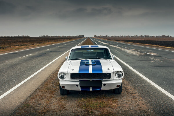 Старый автомобиль Ford Mustang Shelby GT350 на дороге днем
