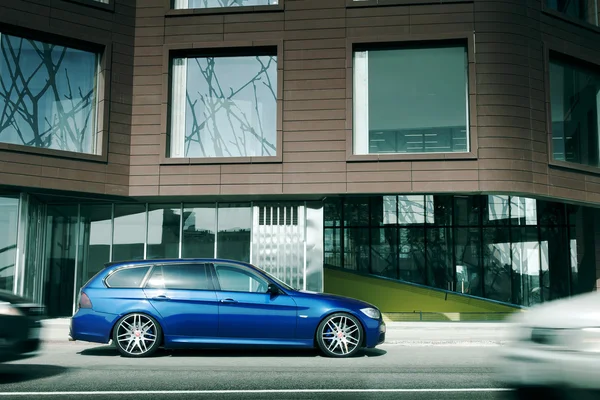 El coche azul BMW 5 series E90 / E91 permanece en la carretera del asfalto en la ciudad Moscú en el día — Foto de Stock